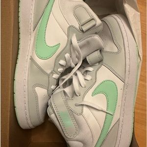 Nike Court Borough mid 2 size 7Y- women’s size 8.5- men’s size 6